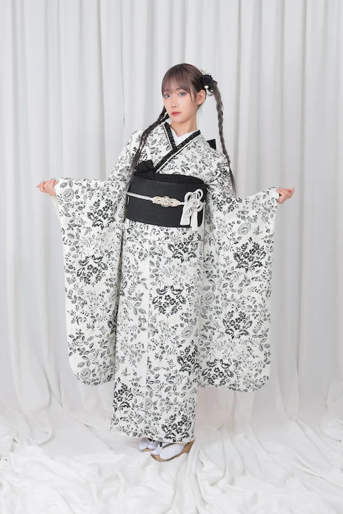 820正絹振袖 白 蝶模様160cm~ 振袖KAPUKIの振袖 /白色/シルバー色/エレガント/蝶柄/ 蝶乱舞 白 | My振袖